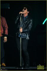 组图：火星哥激情开唱 性感舞伴劈腿勾引