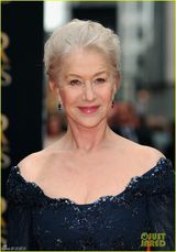 组图：67岁海伦米伦低胸蓝裙领取奥利弗奖