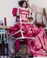 组图：“爱丽丝”米娅登杂志封面 风格奇幻艳丽