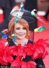 组图：设计师玛瑞恩鸡毛围巾鸟笼抢镜亮相