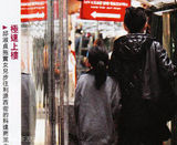 幻灯图：邱淑贞素颜带女儿逛街 戴口罩躲记者偷拍