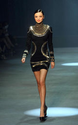 幻灯图集：布鲁姆女友米兰达性感新装秀