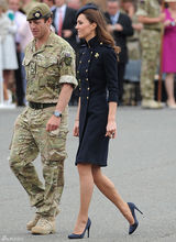 高清组图：英国王妃凯特-米尔顿军旅风装扮现身