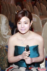 组图：陈妍希抹胸裙亮相 彭于晏惊喜助阵