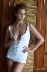 组图：超模布鲁克林-戴可儿海边拍性感泳装写真