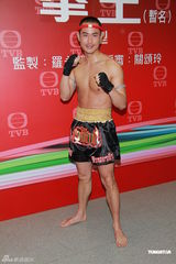 组图：《拳王》记者会 郑嘉颖黄浩然裸上身秀肌肉