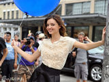 幻灯图集：米兰达-可儿拍广告 手牵蓝气球招摇过市