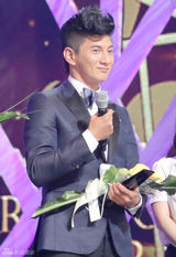 组图：首尔国际电视节吴奇隆获亚洲人气大奖