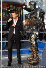 组图：《铁甲钢拳》伦敦首映 休-杰克曼比划拳脚