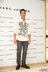 组图：张孝全遇女粉丝爆粗口 快闪结束活动