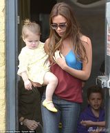 组图：贝嫂清凉装抱女出街 小七穿黄裙捂脸卖萌