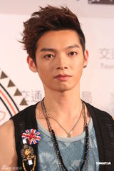 组图：飞轮海四人合体献唱 吴尊为亲情确定离队