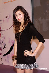 幻灯图集：万梓良加盟《岁月骄阳》 吻太太秀恩爱