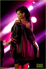 组图：蕾哈娜巡演激情献唱 大秀好身材