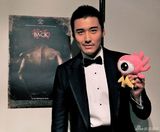 组图：胡兵帅气亮相罗马影展 中式复古晚装别致