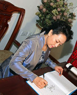 组图：彭丽媛出访频换装 时尚造型华美典雅