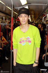 高清图：谭咏麟与郑欣宜做公益 与长者搭乘地铁