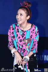 组图：韩女团2NE1出演节目《热情乐书》