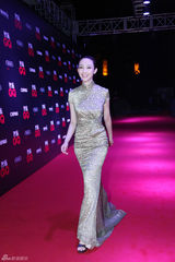 组图：张俪亮相GQ盛典上演美背诱惑