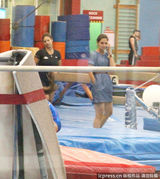 组图：苏瑞练体操玩高难度动作 凯蒂打电话业务繁忙