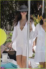 组图：赛琳娜与闺蜜海滩度假 比基尼秀诱人酥胸