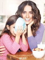 组图：萨尔玛-海耶克变身俏皮主妇宣传牛乳魅力