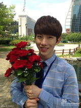 组图：秀智赵权等JYP家族迎成人节捧花祝福