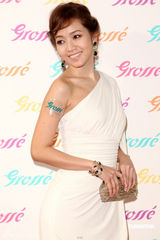 组图：侯佩岑斜肩礼服优雅 娇羞难掩待嫁女儿心