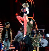 组图：泰勒蕾丝爆乳女王范 玩跳水热拥绯闻男友