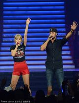 组图：斯威夫特回家乡开唱 与男歌手暧昧亲吻