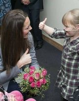 组图：凯特王妃造访儿童收容所 爱抚病童显母爱