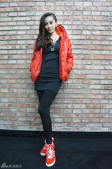 组图：彭于晏Angelababy青春亮相展活力运动风