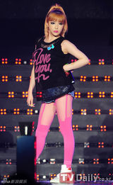 组图：2NE1SHINee精彩表演犹如club热辣气势