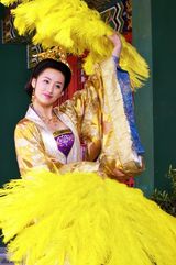 组图：吕一《后宫》造型奢华妖娆抢镜