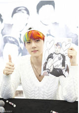 高清图：韩团EXO釜山办签名会 白衣帽清爽邻家