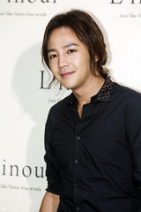 独家高清：张根硕撑品牌活动 少女时代允儿清纯