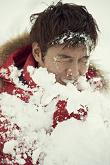 高清图：李敏镐拍广告吃雪堆雪人显天真烂漫