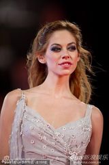 组图：安娜蕾-提普顿闪耀红毯 裸色纱裙飘逸轻盈