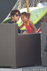 组图：哈利贝瑞挺肚逛街 爱女见镜头扮鬼脸