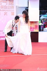 组图：欧开合唱团白色造型 女团员获专人提裙摆