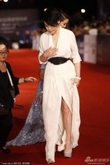 组图：刘若英素白长袍翩翩似舞 露美腿玉手遮胸