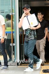 组图：SJ金希澈退役获表彰 表情开心抛飞吻