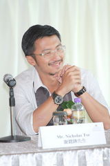 组图：谢霆锋出席活动大方任拍照 拒回应婚变问题 