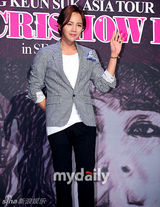 组图：张根硕将亚洲巡演 出席活动献飞吻