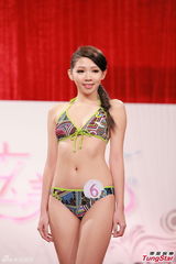 组图：亚姐佳丽泳装亮相 上围丰满玉腿毕露