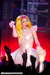 组图：lady gaga火红开场 手握魔杖向粉丝“施蛊”