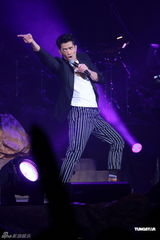 组图：张智霖开唱怀抱儿子亮相 张柏芝任嘉宾