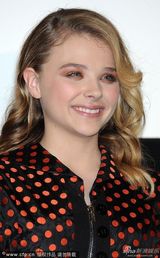 组图：《魔女嘉莉》记者会 科洛波点裙复古迷人