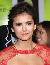 组图：妮娜-杜波夫性感红裙美艳亮相