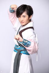 组图：大咖秀玩武侠 何炅饰令狐冲谢娜饰李逍遥